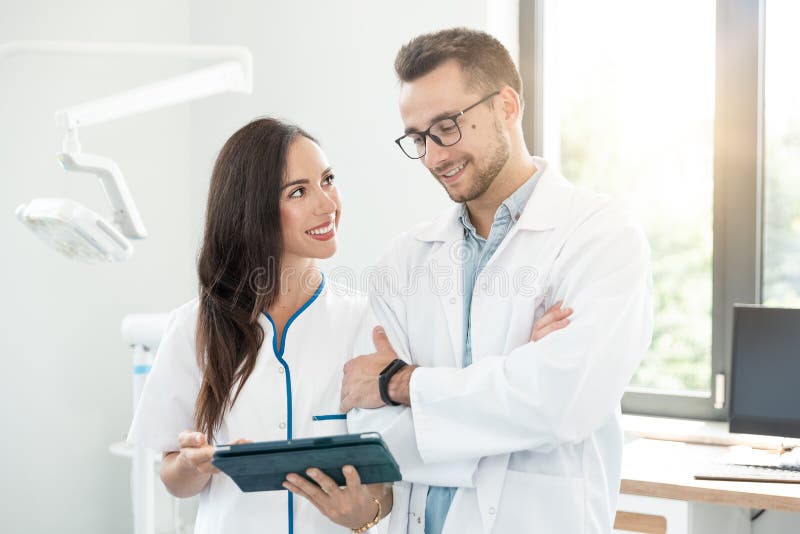 Lavoratori medici che lavorano insieme nell'ufficio immagine stock Lavoratori medici che lavorano insieme nell'ufficio immagine stock