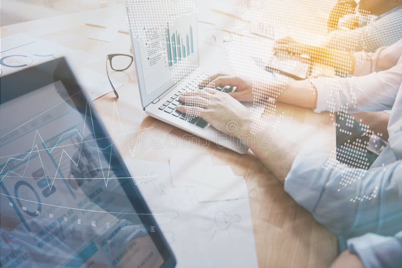 Lavoratori professionisti piacevoli che lavorano alla tavola immagini stock libere da diritti Lavoratori professionisti piacevoli che lavorano alla tavola immagini stock libere da diritti