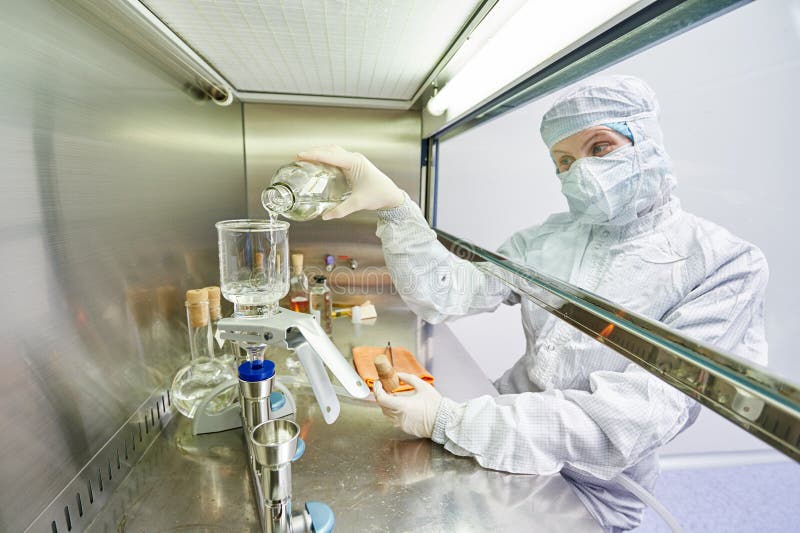 Lavoratori in uniforme protettiva al laboratorio immagini stock libere da diritti Lavoratori in uniforme protettiva al laboratorio immagini stock libere da diritti