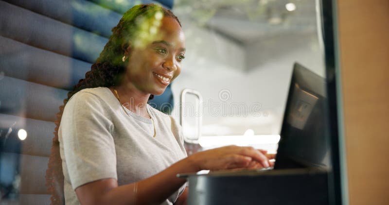 Lavori di dattilografo e imprenditoria in stand per la privacy e per la ricerca giornalistica. Felice africano immagine stock