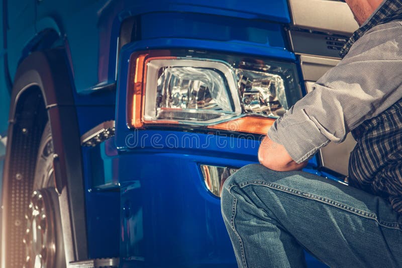 Lavori di riparazione meccanici su autocarri blu durante l'orario diurno in un centro di servizio immagine stock