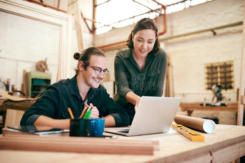 Lavori di squadra di carpenteria e persone su laptop in officina per la produzione di legname e mobili da legno. costruzione fotografia stock libera da diritti