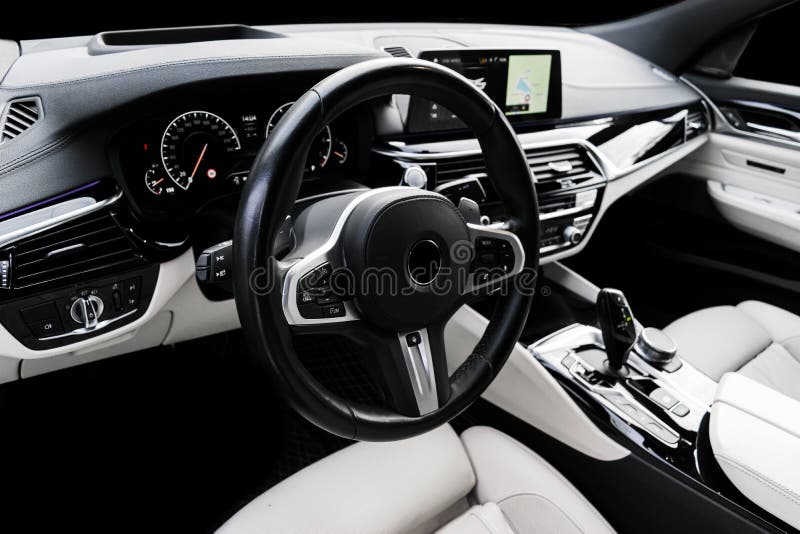 Lavori moderni in cuoio bianco per auto di lusso con pannello naturale Parte del sedile in cuoio con cucitura Interni con d fotografie stock libere da diritti Lavori moderni in cuoio bianco per auto di lusso con pannello naturale Parte del sedile in cuoio con cucitura Interni con d fotografie stock libere da diritti
