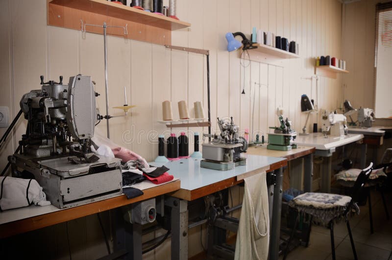 Lavori vuoti ed attrezzature nell'officina di cucito Vista generale H immagine stock Lavori vuoti ed attrezzature nell'officina di cucito Vista generale H immagine stock