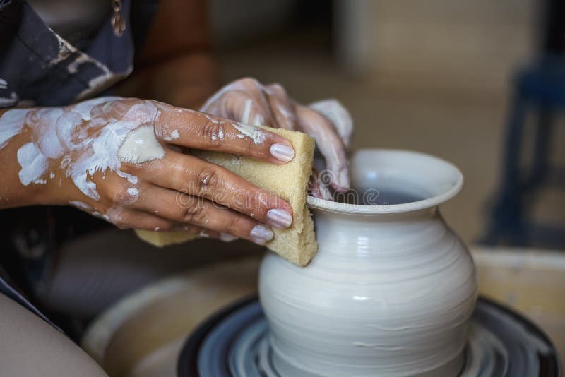 Lavoricchii facendo il vaso o il vaso ceramico sulla ruota delle terraglie fotografie stock libere da diritti Lavoricchii facendo il vaso o il vaso ceramico sulla ruota delle terraglie fotografie stock libere da diritti