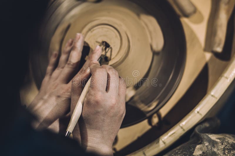 Lavoricchii le forme che il prodotto dell'argilla con terraglie foggia fotografia stock Lavoricchii le forme che il prodotto dell'argilla con terraglie foggia fotografia stock