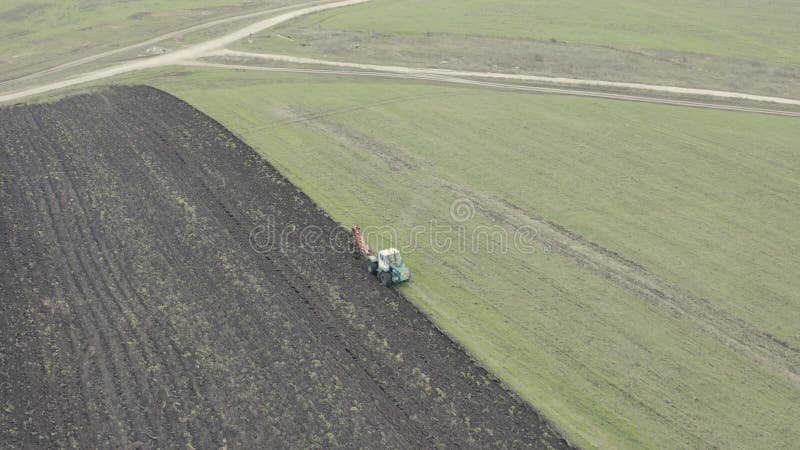 Lavoro agricolo : trattore mobile e campo di aratura in inverno