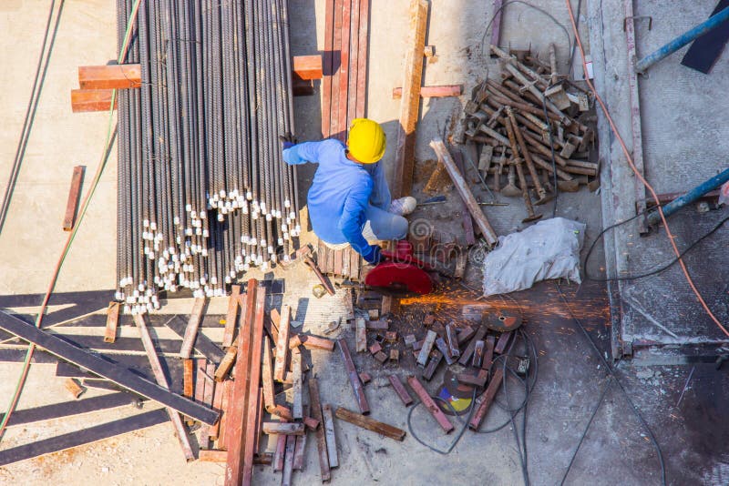 Lavoro d'acciaio industriale elettrico della tagliatrice di uso del lavoratore nella costruzione della costruzione di area immagine stock libera da diritti Lavoro d'acciaio industriale elettrico della tagliatrice di uso del lavoratore nella costruzione della costruzione di area immagine stock libera da diritti