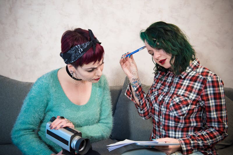 Lavoro di collaborazione delle giovani donne del produttore cinematografico a casa fotografie stock Lavoro di collaborazione delle giovani donne del produttore cinematografico a casa fotografie stock