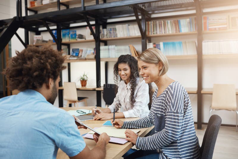 Lavoro di collaborazione Il gruppo di giovani project manager che lavorano alla nuova partenza, analizzante progetta Prospettiva immagini stock libere da diritti Lavoro di collaborazione Il gruppo di giovani project manager che lavorano alla nuova partenza, analizzante progetta Prospettiva immagini stock libere da diritti