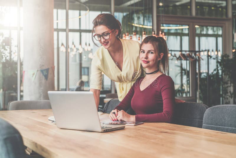 Lavoro di due un giovane donne di affari teamwork Blogging delle ragazze, funzionamento, imparante online Istruzione online, vend fotografia stock libera da diritti Lavoro di due un giovane donne di affari teamwork Blogging delle ragazze, funzionamento, imparante online Istruzione online, vend fotografia stock libera da diritti