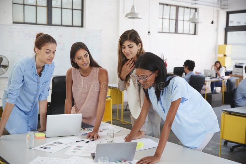 Lavoro di gruppo femminile che sta alla scrivania, fine di affari su immagine stock libera da diritti Lavoro di gruppo femminile che sta alla scrivania, fine di affari su immagine stock libera da diritti