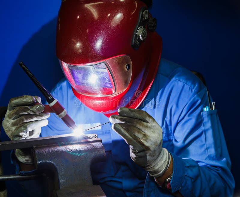 Lavoro di saldatura tramite la saldatura di TIG fotografie stock Lavoro di saldatura tramite la saldatura di TIG fotografie stock