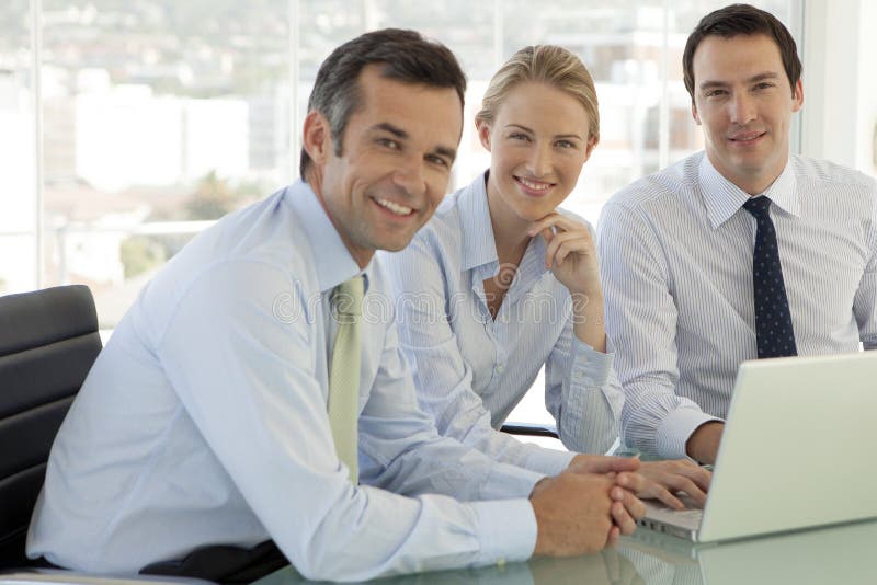 Lavoro di squadra di affari corporativi - uomini d'affari e donna che lavorano al computer portatile fotografia stock Lavoro di squadra di affari corporativi - uomini d'affari e donna che lavorano al computer portatile fotografia stock