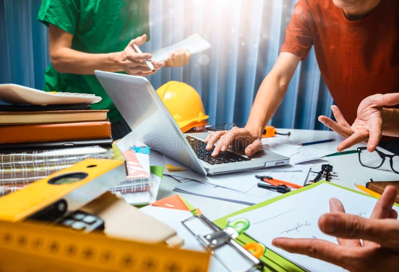 Lavoro di squadra della riunione di lavoro dell'appaltatore dell'uomo di affari nel offic Lavoro di squadra della riunione di lavoro dell'appaltatore dell'uomo di affari nel offic