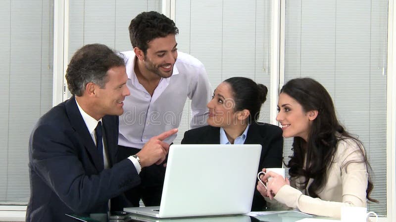 Lavoro di squadra di affari all'ufficio