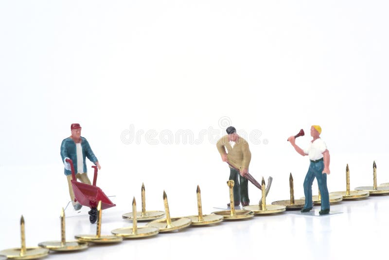 Lavoro di squadra miniatura della gente che sormonta concetto di affari di ostacoli immagini stock libere da diritti Lavoro di squadra miniatura della gente che sormonta concetto di affari di ostacoli immagini stock libere da diritti