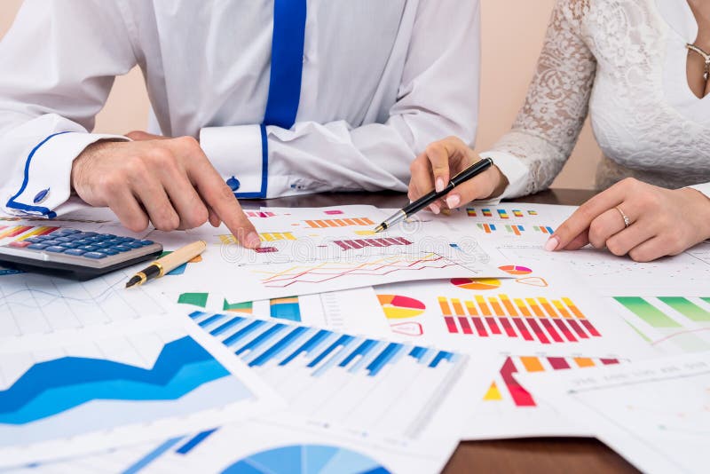 Lavoro di squadra su diagrammi e grafici aziendali, analisi finanziaria fotografia stock libera da diritti Lavoro di squadra su diagrammi e grafici aziendali, analisi finanziaria fotografia stock libera da diritti
