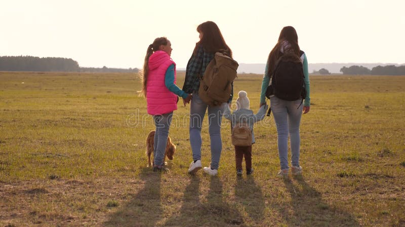 Lavoro di squadra di una famiglia unita Viaggi della famiglia con il cane attraverso le pianure e le montagne madre, derivati e c stock footage