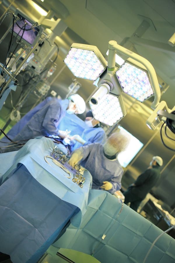 Indagine Medica Effettuata Su Un Gruppo Di Persone Lavoro Di Un Gruppo Dei Professionisti Medici Nella Sala Operatoria