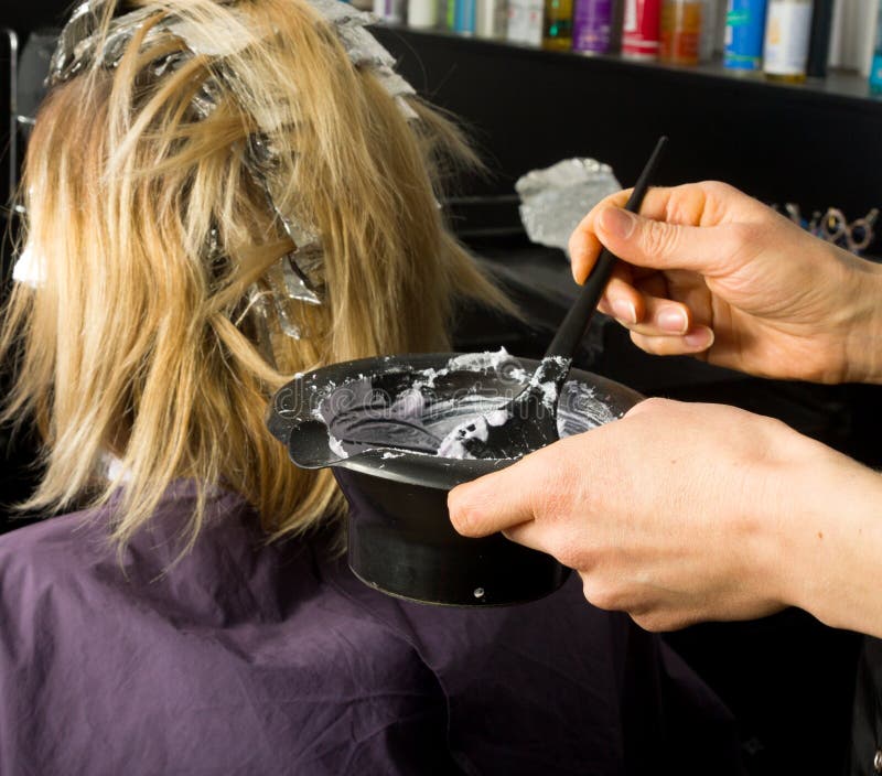 Lavoro di uno stilista di capelli professionista, candeggiante dei capelli immagini stock libere da diritti Lavoro di uno stilista di capelli professionista, candeggiante dei capelli immagini stock libere da diritti