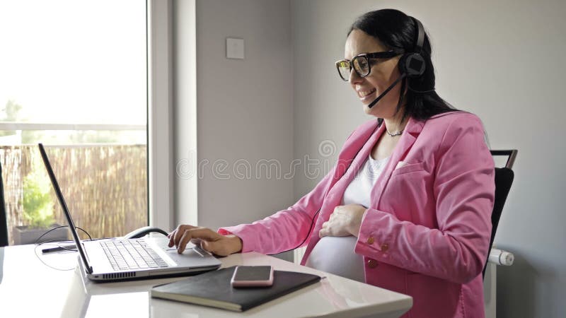 Lavoro indipendente e remoto. donna incinta che lavora al computer in casa.