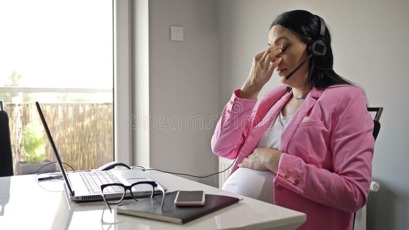 Lavoro indipendente e remoto. donna incinta che lavora al computer in casa.