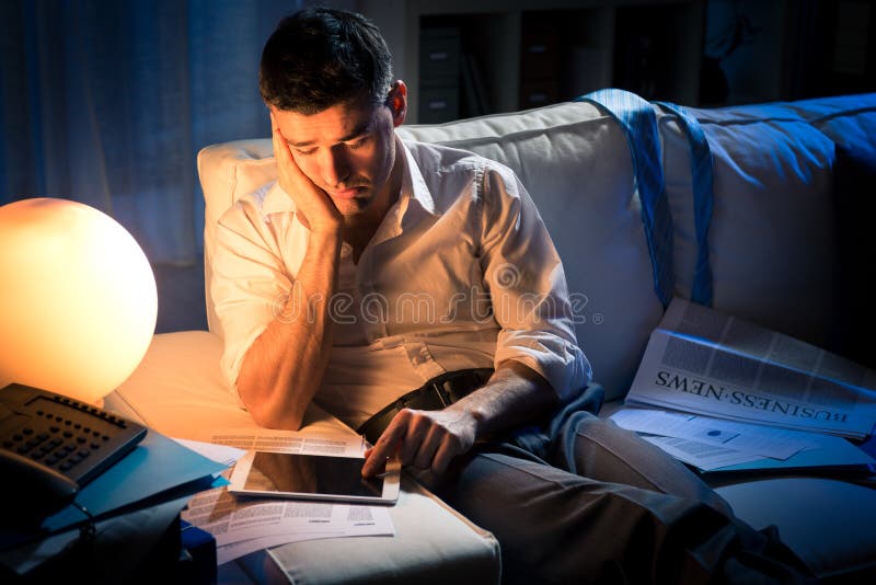 Lavoro notturno a casa immagini stock libere da diritti Lavoro notturno a casa immagini stock libere da diritti