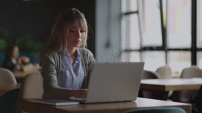 Lavoro online sul laptop di una donna asiatica nel campus