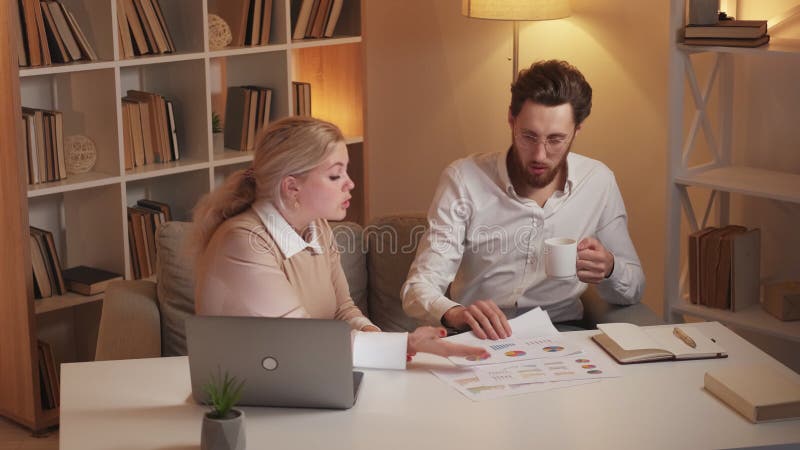 Lavoro sbagliato, donne dispiaciute litigano