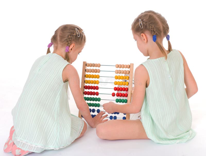 Lavoro sveglio delle sorelle nell'ambiente di Montessori. fotografie stock libere da diritti Lavoro sveglio delle sorelle nell'ambiente di Montessori. fotografie stock libere da diritti