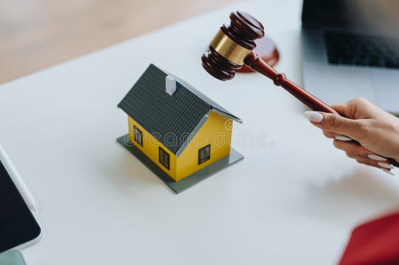 Avocatul sau avocatul care se ocupă de contractul de consultare a dreptului și care acceptă reclamații de la clienți pentru royalty free stock photos