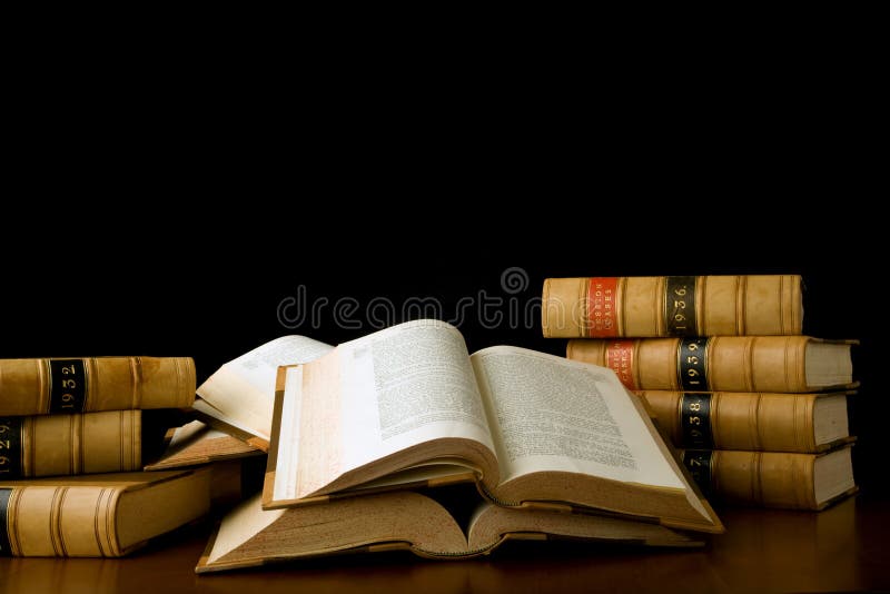Una raccolta di vecchi rapporti di legge con un paio di libri aperti.