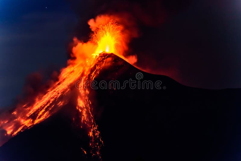 Lawa finiszuje od wybuchać Fuego wulkan w Gwatemala