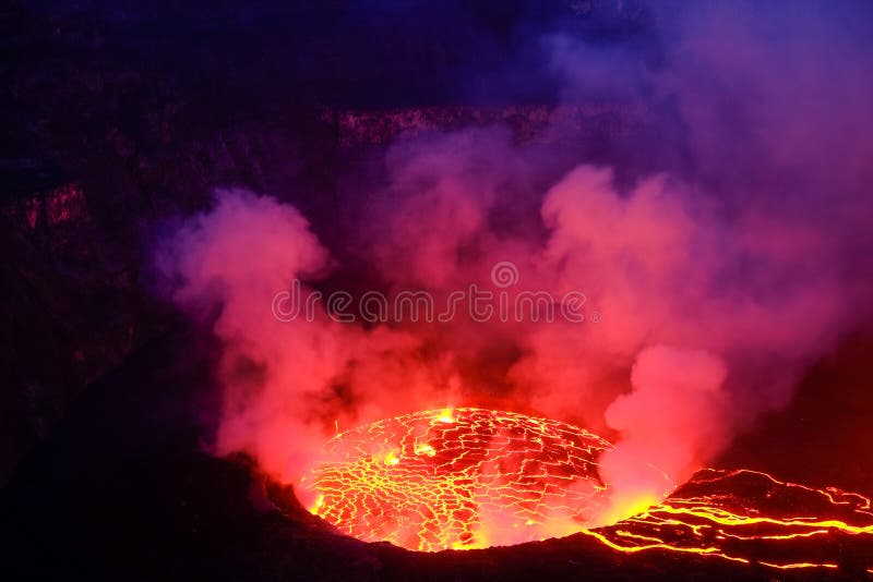 Lawa i kontrpara w kraterze Nyiragongo wulkan w Virunga narodzie