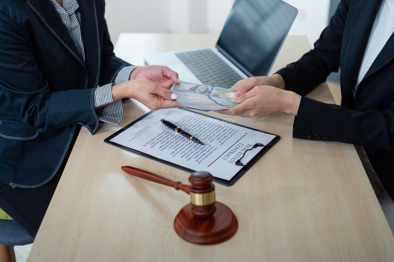 Avocat care acceptă mită în birou. corupția și conceptul de luare de mită cu documente legale și cu pietriș stock photography