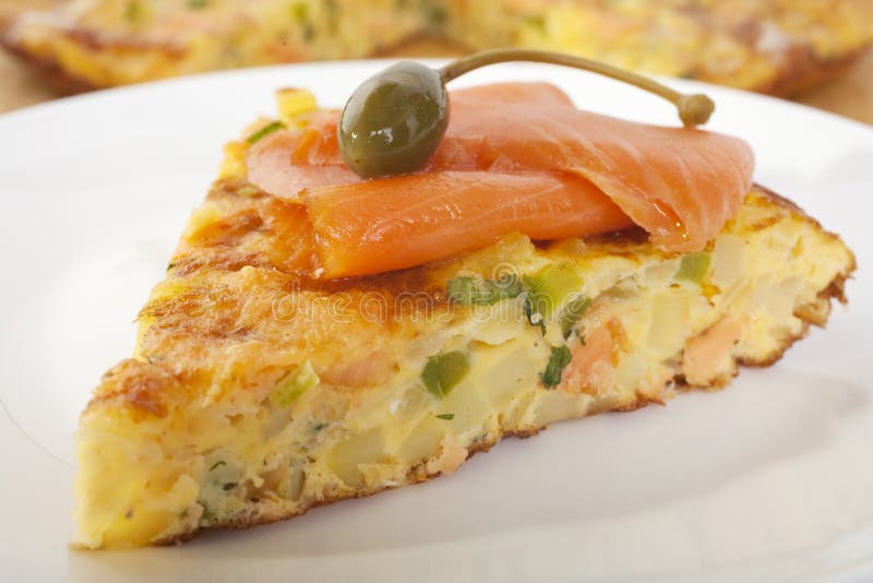 LaxFrittata med Caperberry royaltyfri bild LaxFrittata med Caperberry royaltyfri bild