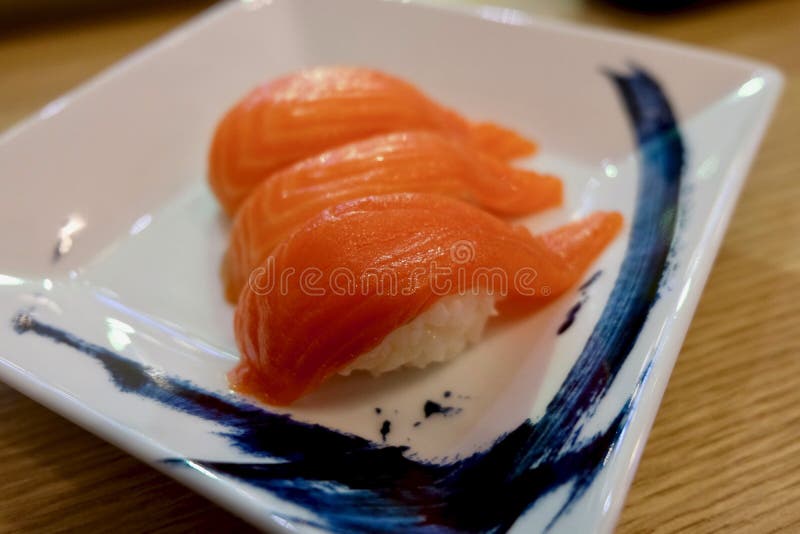 Laxsushi med den vita plattan royaltyfria foton Laxsushi med den vita plattan royaltyfria foton