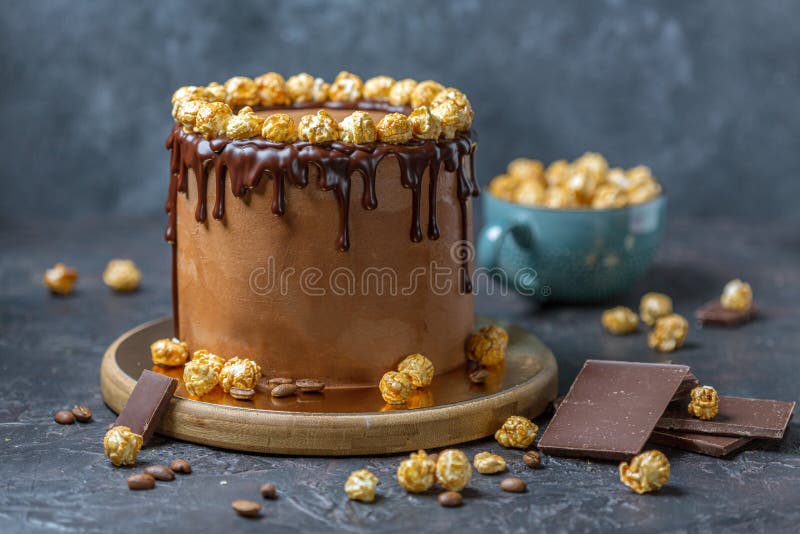 https://thumbs.dreamstime.com/b/layered-chocolate-coffee-cake-melting-ganache-caramel-popcorn-decor-wooden-stand-dark-textured-background-selective-165671576.jpg