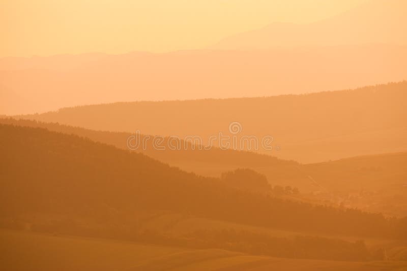 Vrstvené kopce při pohledu ze Spišského