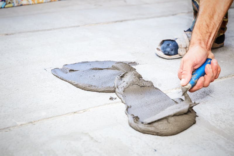 Laying floor ceramic tile stock image. Image of handyman 115573085