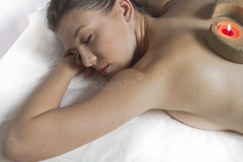 Laying.portrait de jeune belle femme dans l'environnement de station thermale images stock Laying.portrait de jeune belle femme dans l'environnement de station thermale images stock