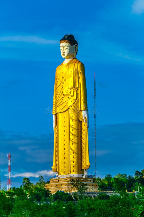 Laykyun Sekkya en Monywa Myanmar Bodhi Tataung que coloca a Buda es la segunda estatua más alta del mundo