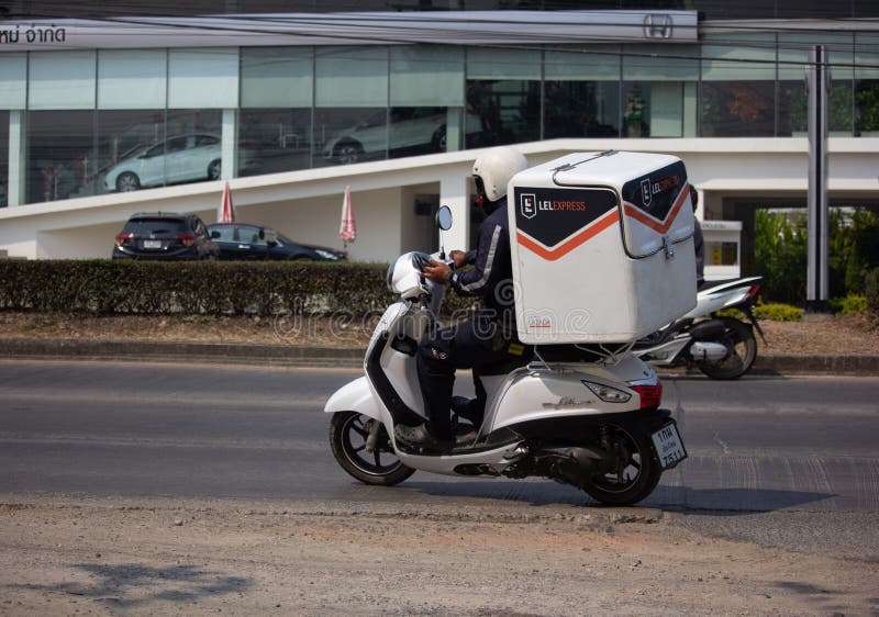 Lazada σαφές και μίνι μοτοσικλέτα εμπορευματοκιβωτίων διοικητικών μεριμνών στοκ φωτογραφίες Lazada σαφές και μίνι μοτοσικλέτα εμπορευματοκιβωτίων διοικητικών μεριμνών στοκ φωτογραφίες