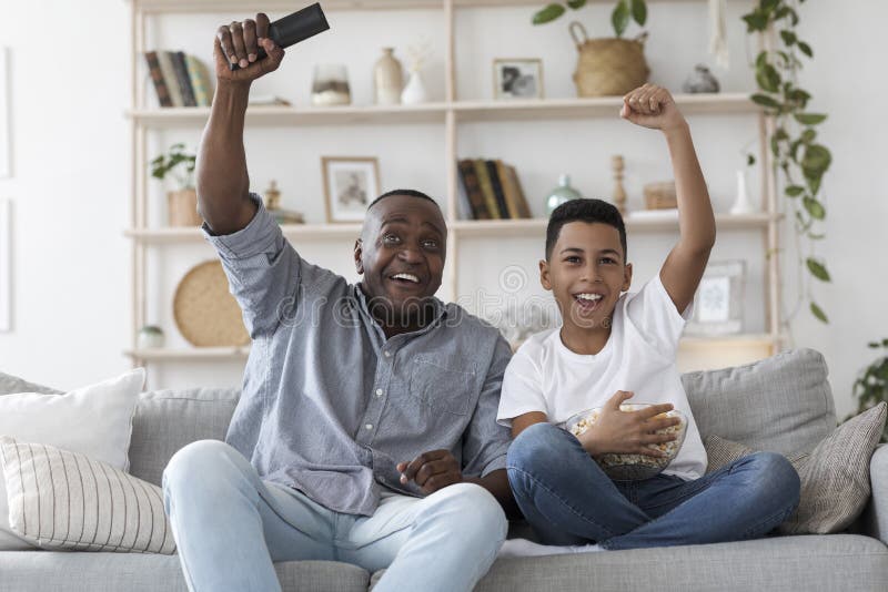 Tempo Juntos. Positivo Inteligente Sênior Homem Sentado Em Frente