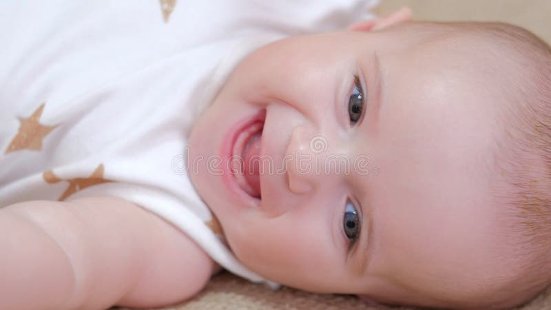 Lazer recém-nascido de sorriso da atividade do bebê infantil feliz imagens de stock royalty free Lazer recém-nascido de sorriso da atividade do bebê infantil feliz imagens de stock royalty free