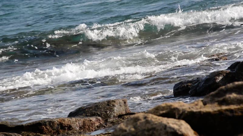 Laço sem emenda, fim acima das ondas que deixam de funcionar no vídeo HD das rochas