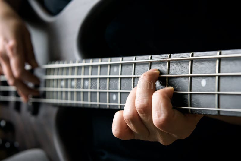 Mains Masculines Avec Guitare Électrique. Gros Plan, Une Partie Du Corps  Adulte Tient Un Instrument Et Joue. Passe-temps, Concept Musical Banque  D'Images et Photos Libres De Droits. Image 108428419