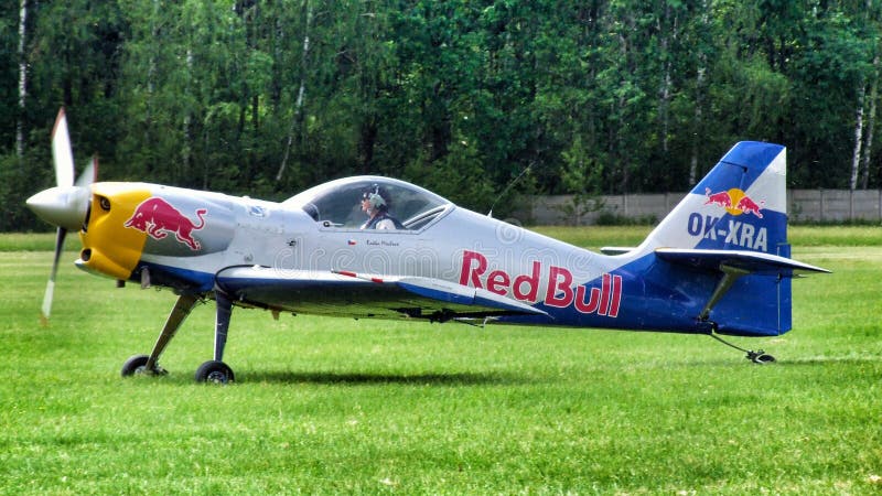 Le acrobazie aeree dei tori di volo Team Zlin-50LX che prepara per il rullaggio per il decollo immagini stock Le acrobazie aeree dei tori di volo Team Zlin-50LX che prepara per il rullaggio per il decollo immagini stock