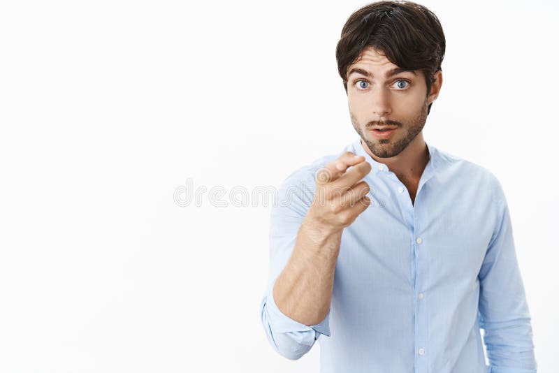 Le advierto no piss me apagado Hacia fuera freaked novio hermoso hispánico joven intenso con los ojos azules y erizar señalar en imágenes de archivo libres de regalías Le advierto no piss me apagado Hacia fuera freaked novio hermoso hispánico joven intenso con los ojos azules y erizar señalar en imágenes de archivo libres de regalías